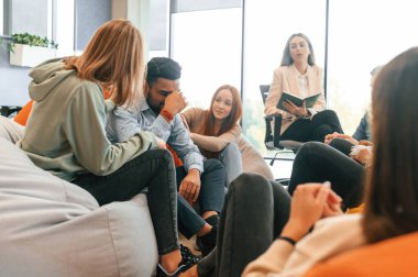 Bir grup insan terapi toplantısındalar..