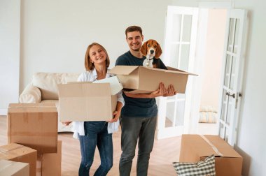 Köpek kutuda. Genç çift yeni evine taşınıyor..