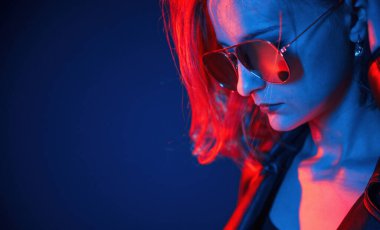 Aşağı bakıyor, yana yakın görüntü. Neon renkli güzel bir kadın portresi..