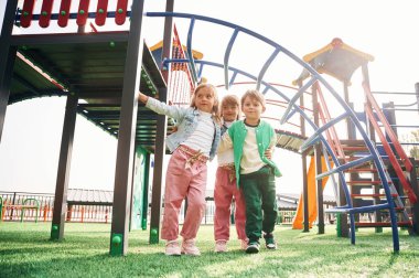 Ön manzara. Çocuklar oyun alanında eğleniyor..