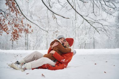 Birbirinize sarılın. Anne ve kızı kış çayırlarında ve ormandalar..