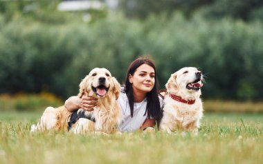 Yere uzanıyordu. Güzel köpekli bir kadın açık arazide..