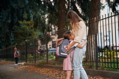 İki çocuklu bir kadın okula gidiyor, eğitim anlayışı..