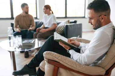 Oturup konuşmak. Psikolog randevusundaki çift..