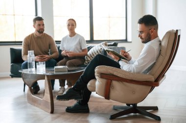 Oturup konuşmak. Psikolog randevusundaki çift..