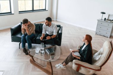 Stresli bir konuşma. Psikolog randevusunda eşcinsel bir çift..