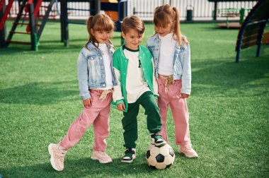 Futbol topuyla. Çocuklar oyun alanında eğleniyor..