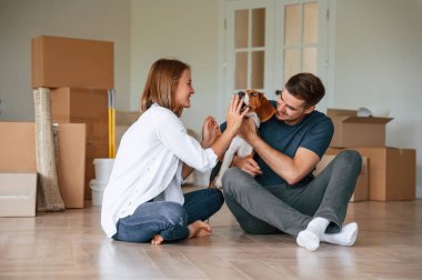 Köpekle oynuyordum. Genç çift yeni evine taşınıyor..