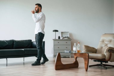 Yürüyorum ve viski içiyorum. Alkolik genç adam içeride..