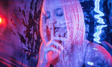 Sessiz ol, sessiz ol, parmaklarınla. Beyaz saçlı şık kadın ıslak şeffaf plastik çarşafın arkasında..