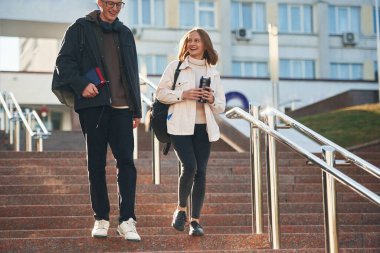 Merdivenlerde. İki genç öğrenci dışarıda birlikteler..