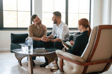 Aşk kavramı. Psikolog randevusunda eşcinsel bir çift..