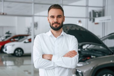 Güzel bir adamın portresi. Resmi giyinen işçi oto kuaföründe..