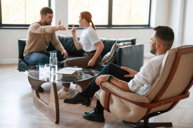 Birbirlerine bağırıyorlardı. Psikolog randevusundaki çift..