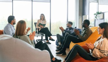 Danışman tarafından kontrol edilen diğer insanlara yardım. Terapi toplantısı..