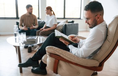 Psikolog randevusundaki çift..