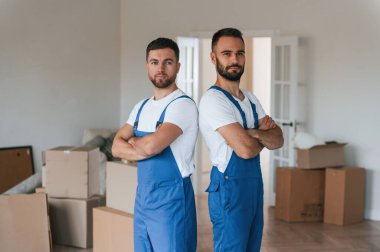 Bir odada hareket eden iki servis çalışanı.