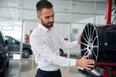 Resmi giyinen işçi oto kuaföründe..