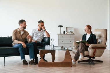 Psikolog randevusunda eşcinsel bir çift..