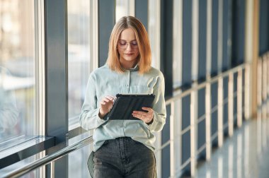 Ön manzara. Havaalanındaki genç bayan..