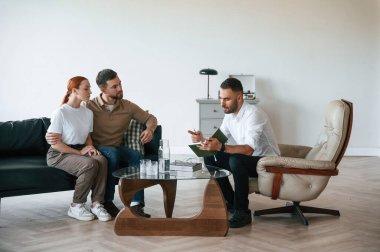 Doktoru dinliyorum. Psikolog randevusundaki çift..