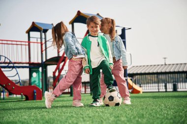 Futbol topuyla. Çocuklar oyun alanında eğleniyor..
