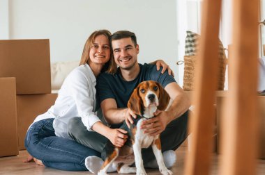 Birbirinize sarılın. Köpekli genç çift yeni evine taşınıyor..