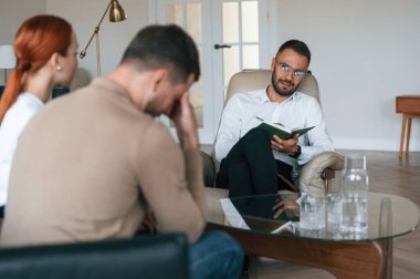 Aile sorunları. Psikolog randevusundaki çift..