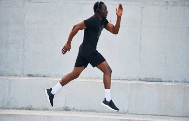 Aktif yaşam tarzı. Sportif siyah adam koşuyor, sabah rutini..