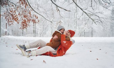 Birbirinize sarılın. Anne ve kızı kış çayırlarında ve ormandalar..