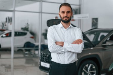 Güzel bir adamın portresi. Resmi giyinen işçi oto kuaföründe..