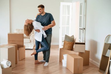 Dans, kutlama. Genç çift yeni evine taşınıyor..