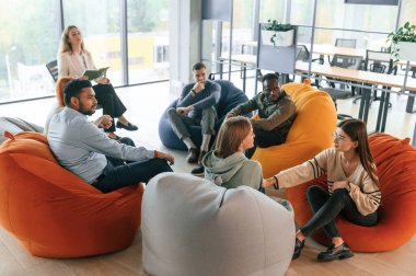 Danışman tarafından kontrol edilen diğer insanlara yardım. Terapi toplantısı..