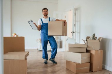Bir oda dolusu kutu. Taşıma servisi çalışanı.