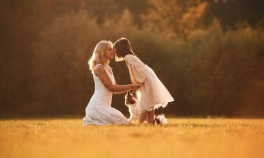 Yan görüş, sevgi ve özen kavramı. Kızıyla birlikte bir kadın yaz tarlasında..