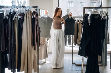 Seçimi yapıyorum. Kadın mağazadan kıyafet seçiyor..