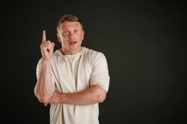 Bir fikrim var, zeki çocuk. Adam stüdyoda arka plana karşı..