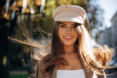 Gülümseyen, neşeli yüz ifadesi. Kasabada güzel bir kadın var..