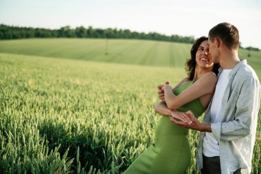 Kentsel olmayan bir yer. Çiftler tarlada beraberler..