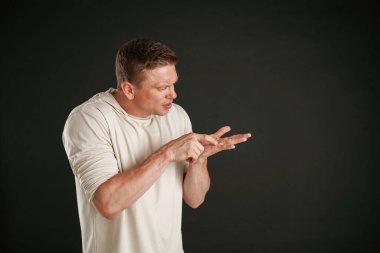 Şuna bak, fotokopi alanı, avucunun içinde görünüyor. Adam stüdyoda arka plana karşı..