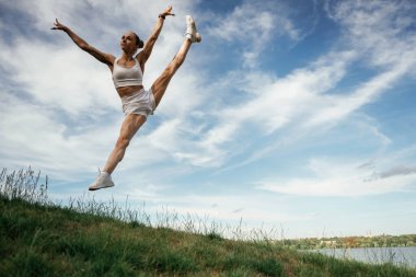 Gökyüzüne karşı özgürlük kavramı. Genç sıska kadın dışarıda..