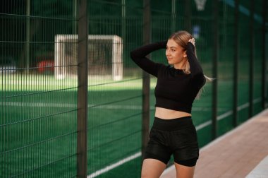 Spor elbiseli güzel kadın dışarıda..