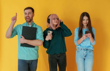 Teknolojiyle. Bir grup arkadaş stüdyoda arka planda..