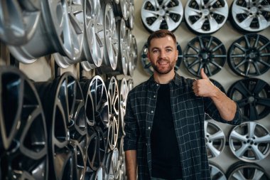 Başparmak yukarı, jest. Tekerlekleri ve tekerlekleri olan tamirci var..