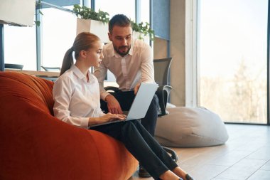 Kadın ve erkek çalışanlar ofiste çalışıyor..