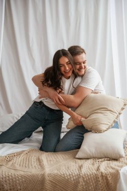 Birbirinize sarılın. Genç çift evde birlikteler..