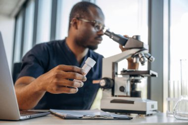 Araştırma yapıyordum. Bilim adamı içeride çalışıyor, mikroskop masada..