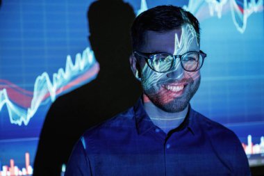 Gülümseme, olumlu duygular. Projektöre karşı veri taşıyan işletme koçu.