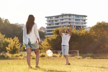 Spor ve hobi anlayışı. Kadın ve erkek sahada badminton oynuyorlar..