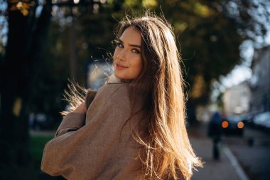 Odaklanmış portre. Kasabada güzel bir kadın var..